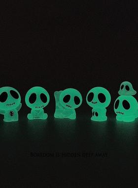 无聊瞭，摆一堆夜光外星人治愈电脑桌面日式工位办公桌小摆件装饰