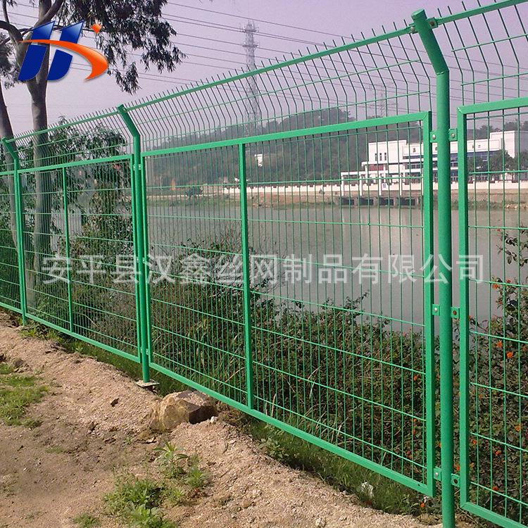 现货浸塑绿色包塑公路隔离圈地养殖护栏网 体育场铁丝防护网