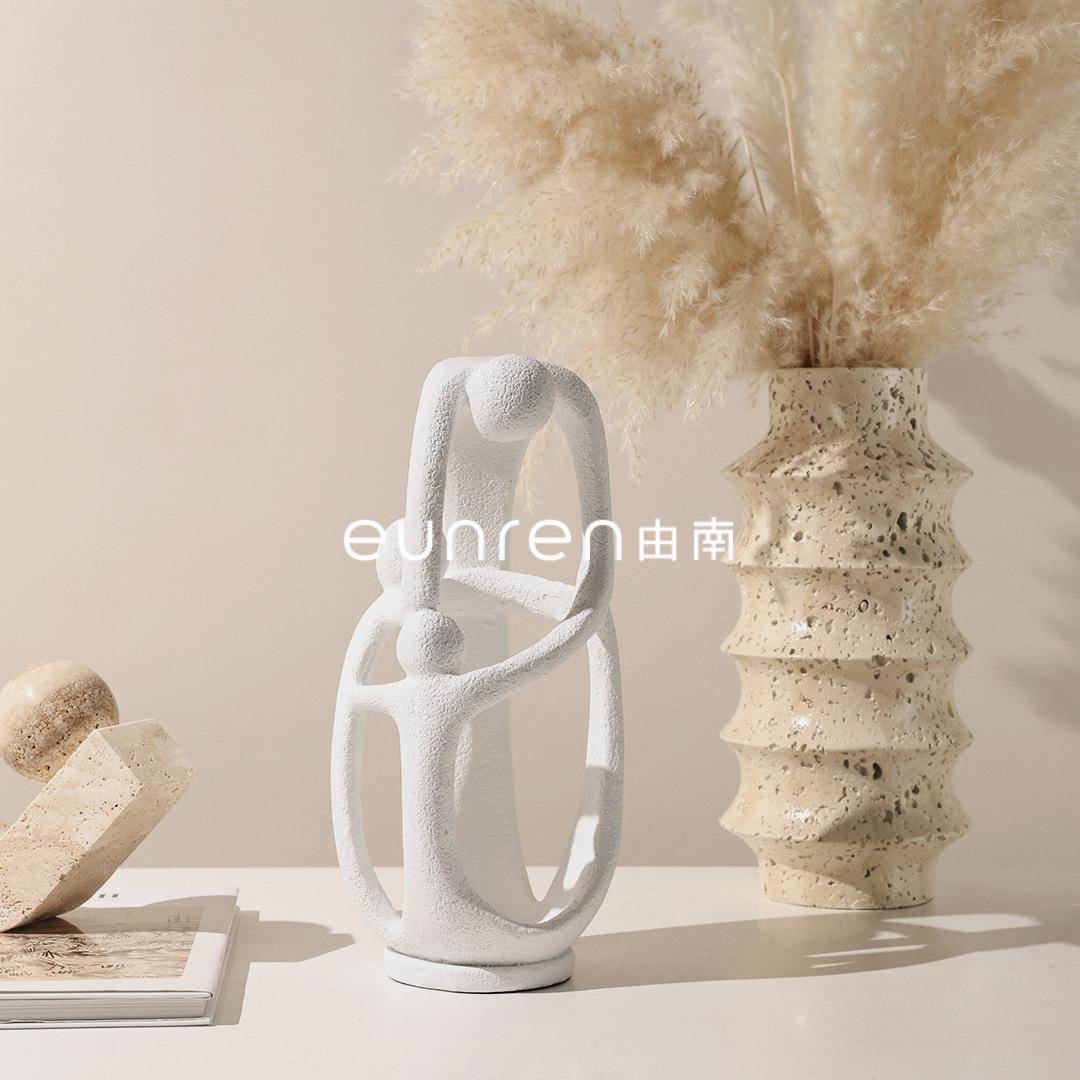 北欧现代树脂拥抱人物摆件客厅家居茶几玄关卧室样板房电视柜饰品