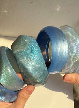 蓝色色水波纹圆形树脂手镯 简约几何型不透明闪粉亮晶晶树脂手环