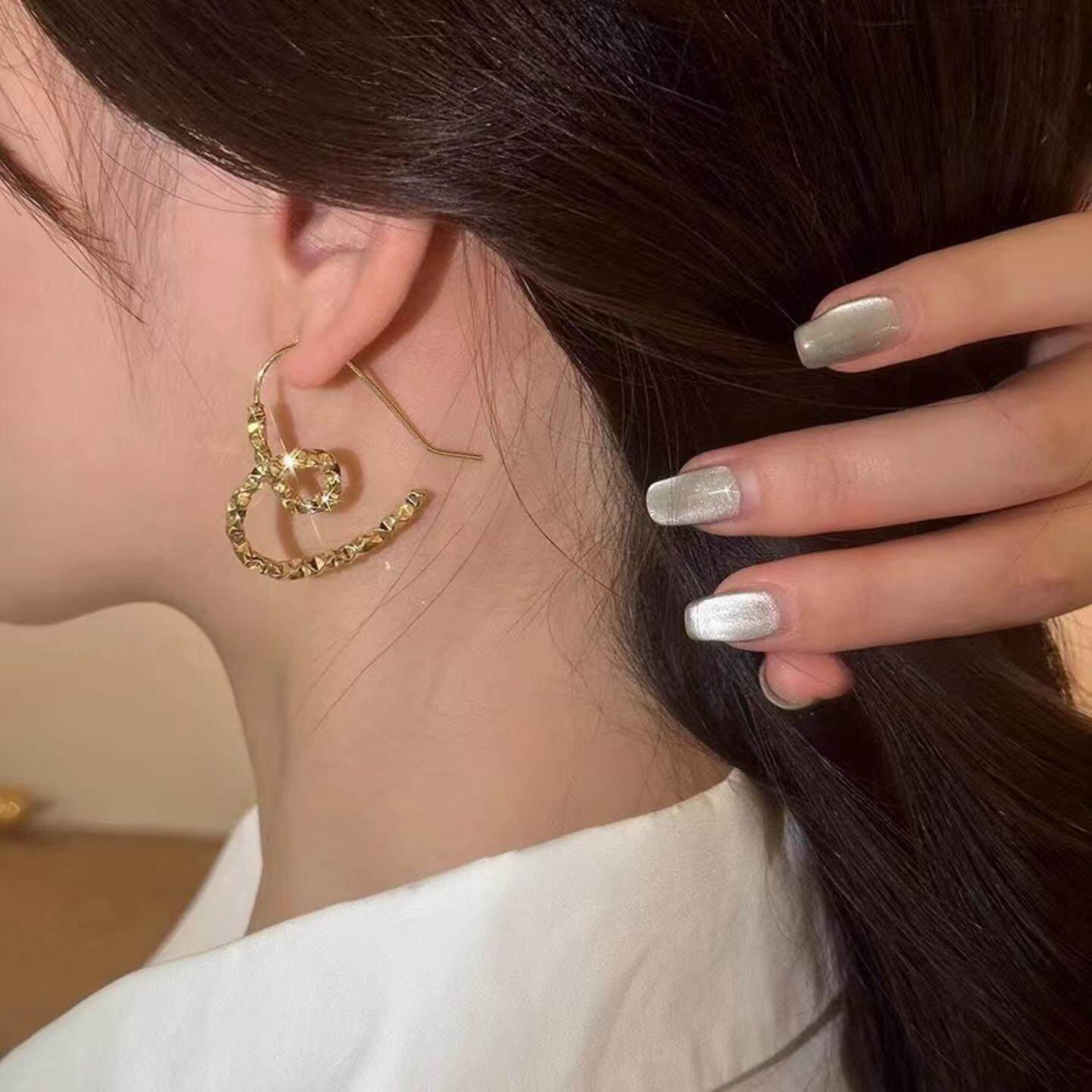 金色爱心耳环女轻奢高级感小众独特耳钉2026新款爆款气质复古耳饰