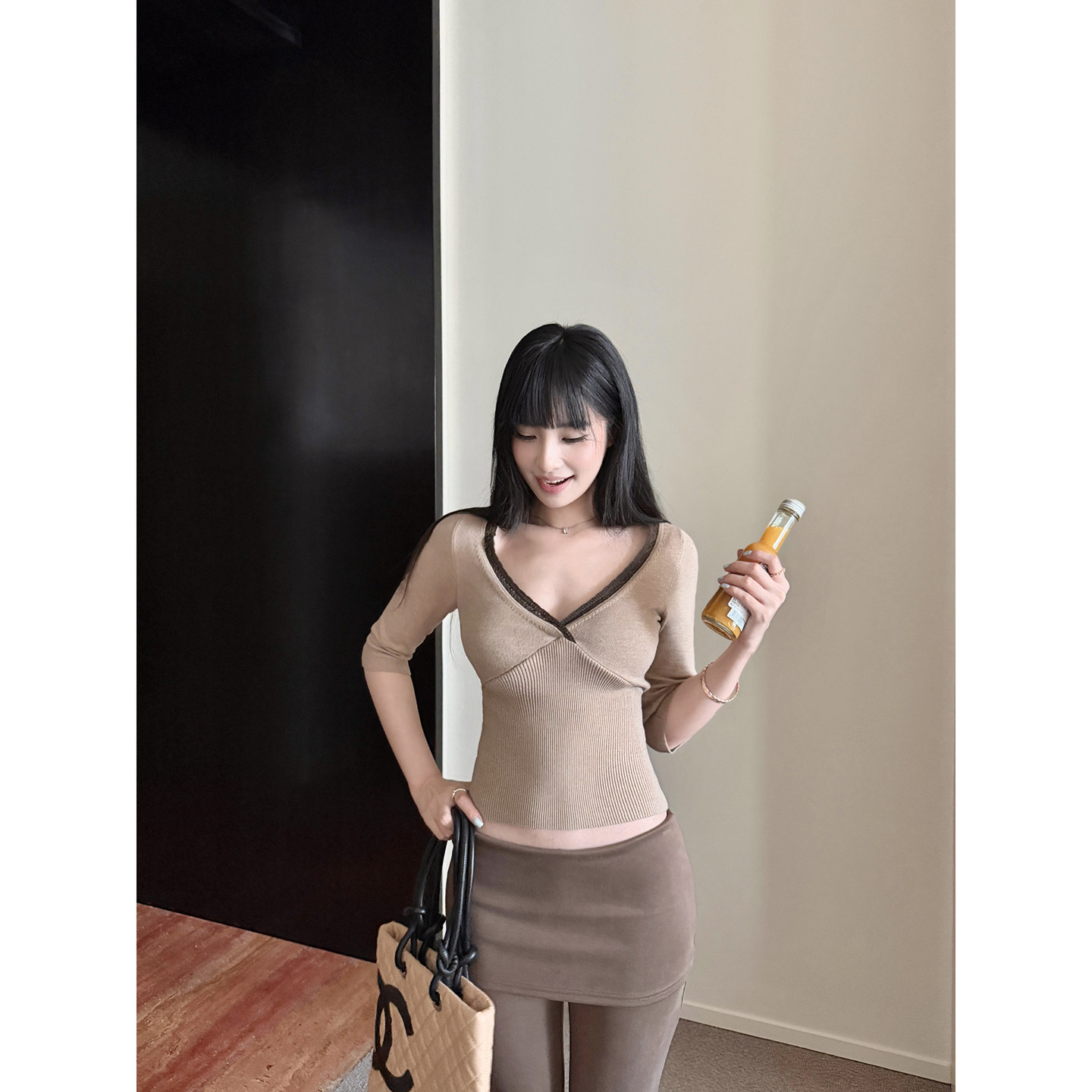 吴太甜 低胸交叉领修身撞色中袖上衣女弹力收腰设计感显瘦针织衫