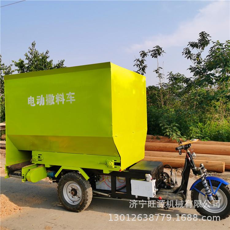新型电动三轮撒料车全自动养殖喂料车牛场双侧投料车
