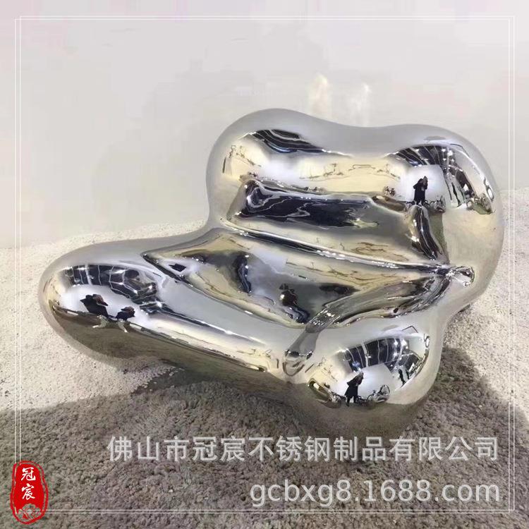 湖南常德广场售楼部镜面不锈钢景石雕塑安装效果图