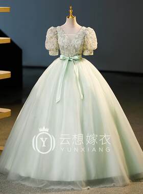 绿色森林风格的成人仪式，古典钢琴演奏测试，晚礼服，女装，无障