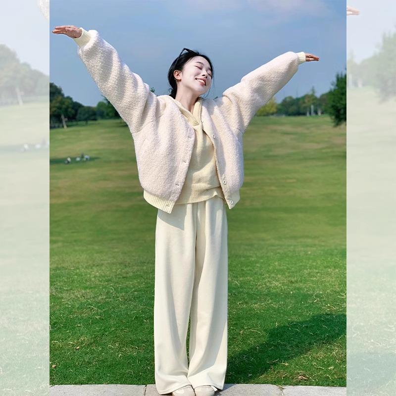 温柔系穿搭秋冬套装羊羔毛小香风短款外套针织卫衣休闲裤三件套女