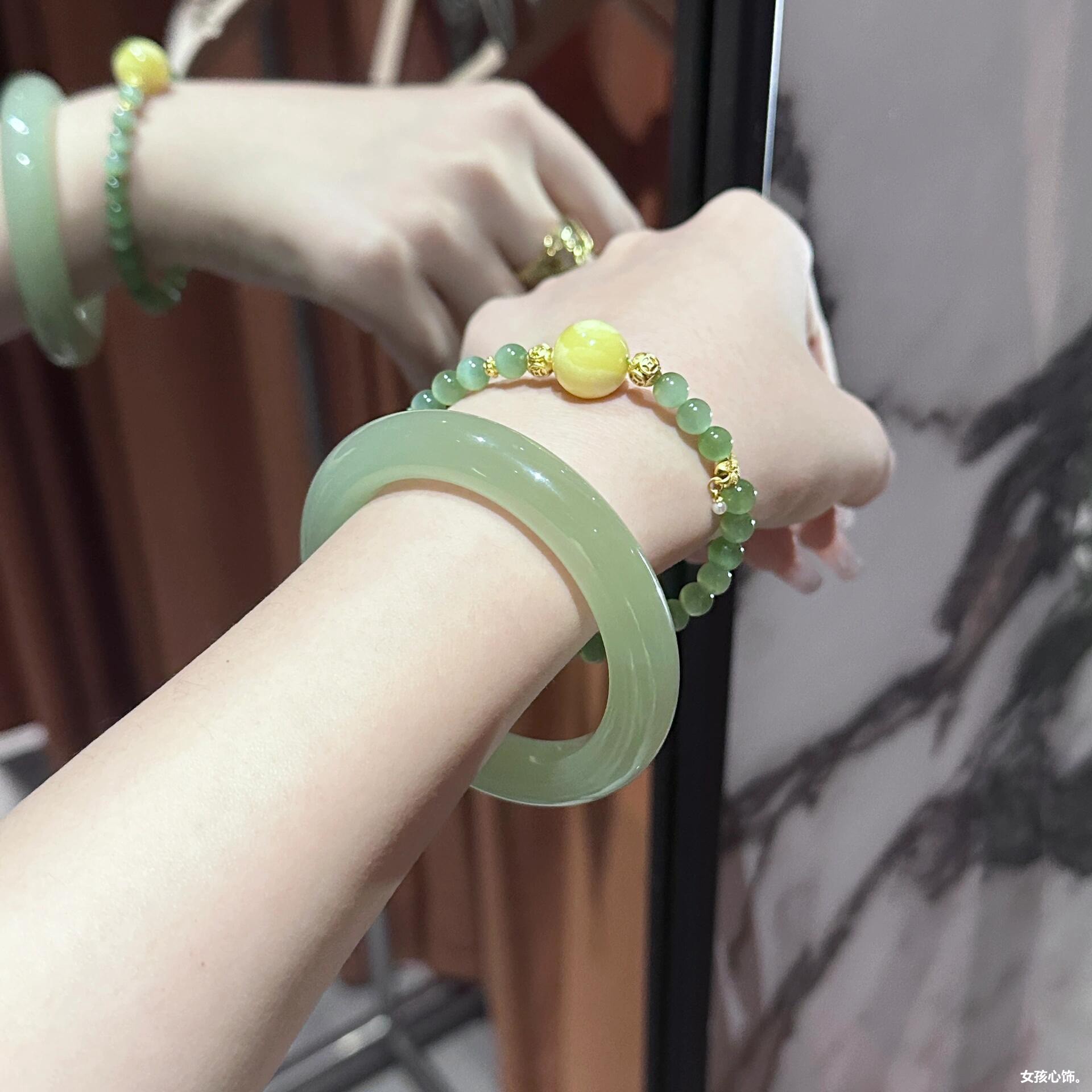 日本品质天然新疆和田玉晴水手镯女款扁条青白玉手镯浅湖水绿冰种