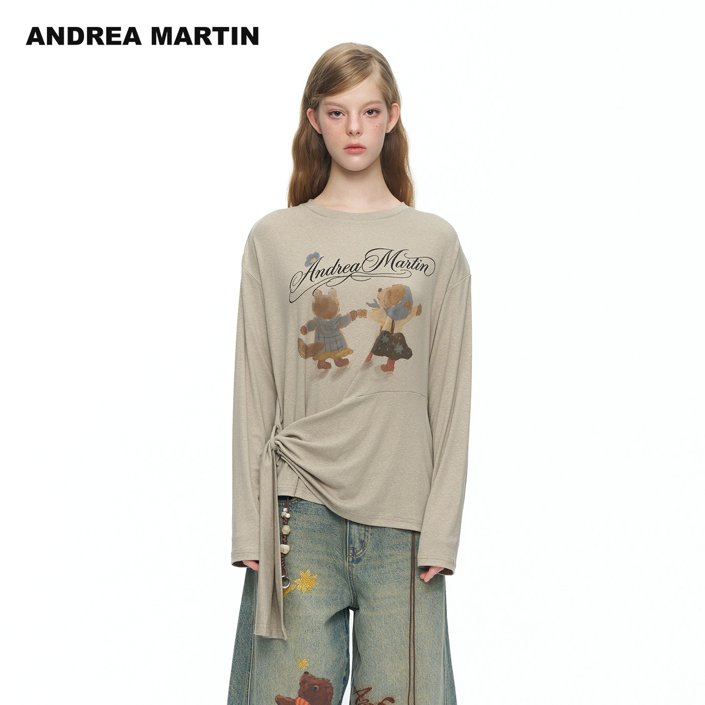 ANDREA MARTIN2026冬新款做旧扭结系带烫钻小熊印花女宽松长袖T恤