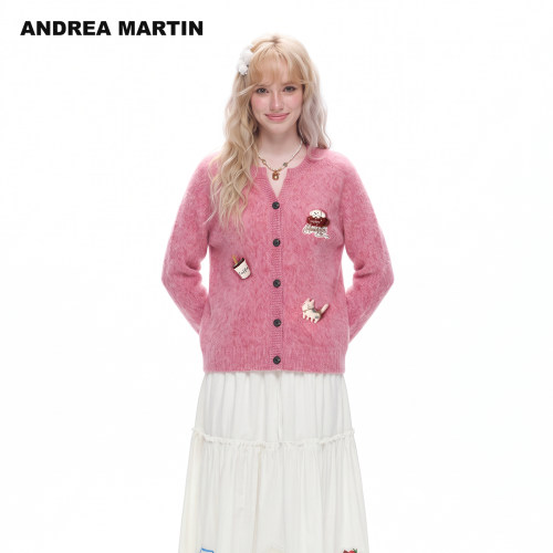 ANDREA MARTIN2026冬季新款粉色趣味贴布女宽松绵羊毛衣针织开衫