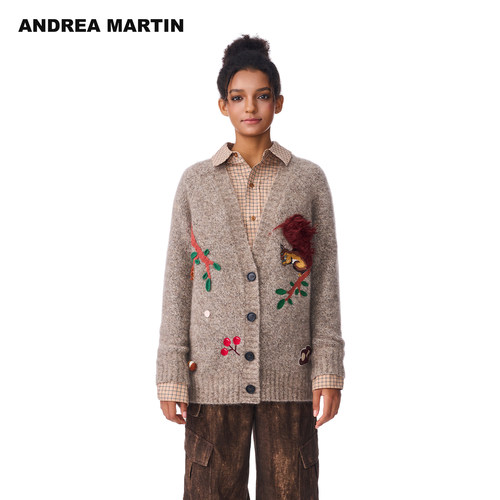 ANDREA MARTIN秋冬新款V领毛衣宽松刺绣贴布保暖毛针织开衫