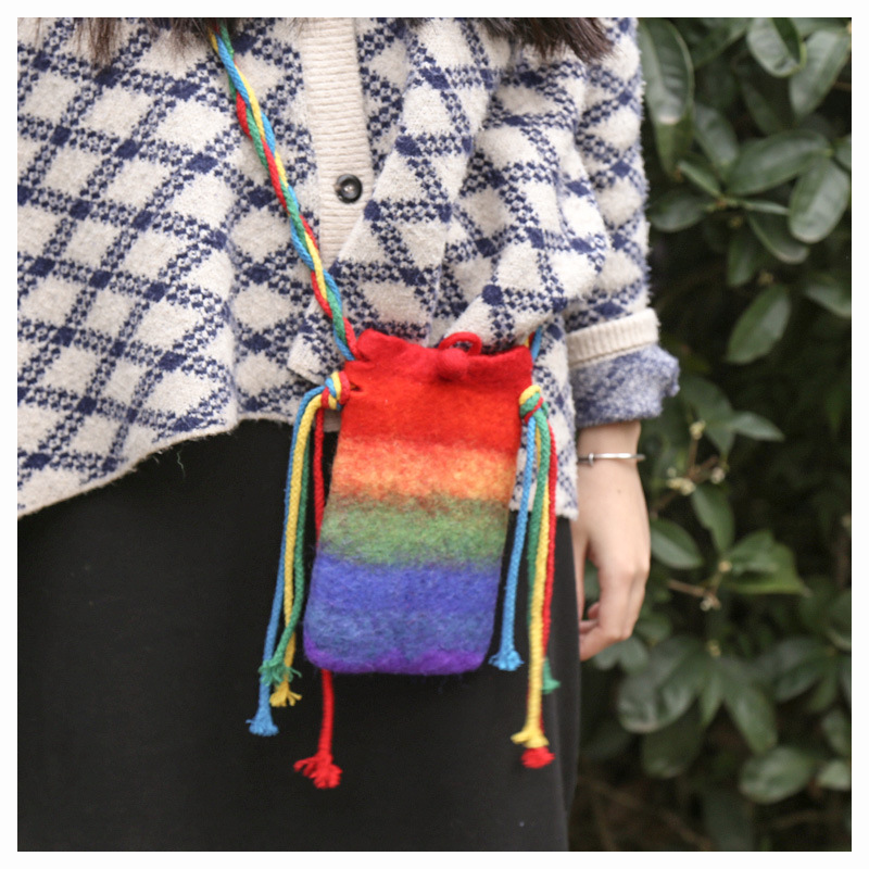尼泊尔风羊毛毡彩虹渐变色手机包单肩斜跨包森女风暖冬戳戳乐