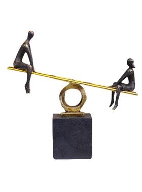 现代轻奢情侣秋千跷跷板创意人物摆件会所电视桌面家居软装工艺品