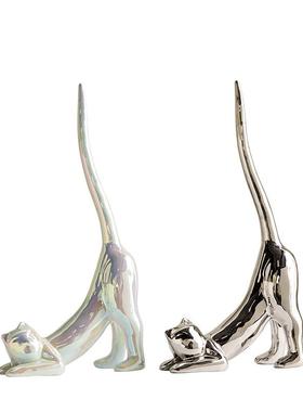 高档高级感轻奢风电镀银流彩荧光陶瓷猫咪摆件抽象艺术酒柜装饰品