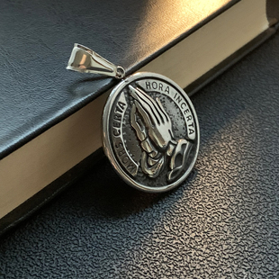 祈祷之手 不掉色项坠 双手合十古法钛钢吊坠欧美做旧复古中古长款