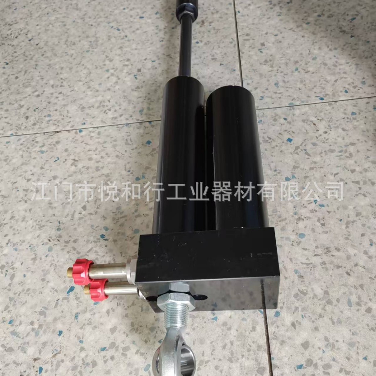 VR游艺设备护杠锁紧装置，液压锁紧系统，沉浸式游乐设备锁紧油缸