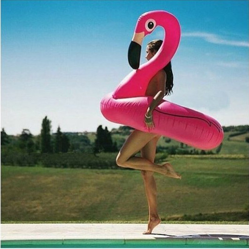 外景海边沙滩戏水充气火烈鸟游泳圈创意旅拍写真婚纱摄影辅助道具