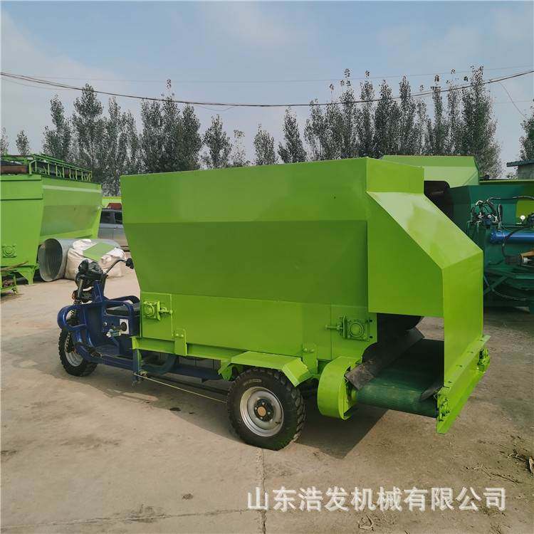 家庭棚养殖场电动撒料车黑山羊喂养投料车牛三轮式双边单侧饲喂车