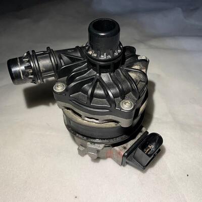 适用奔驰222S320S350S400S500S6365冷却液泵辅助水泵