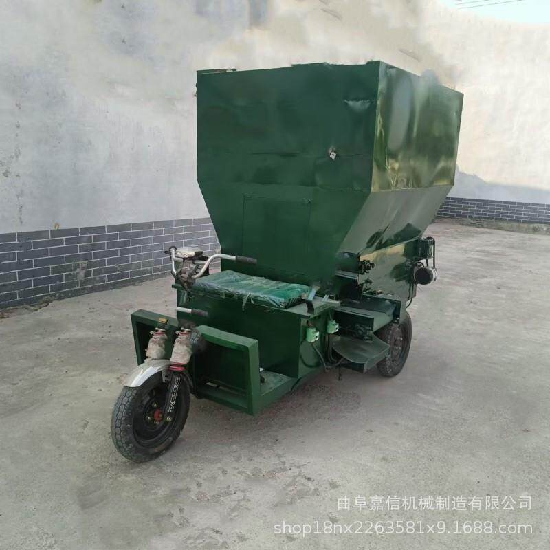 牛羊电动撒料车干湿两用养驴厂撒料车粉碎搅拌撒料机