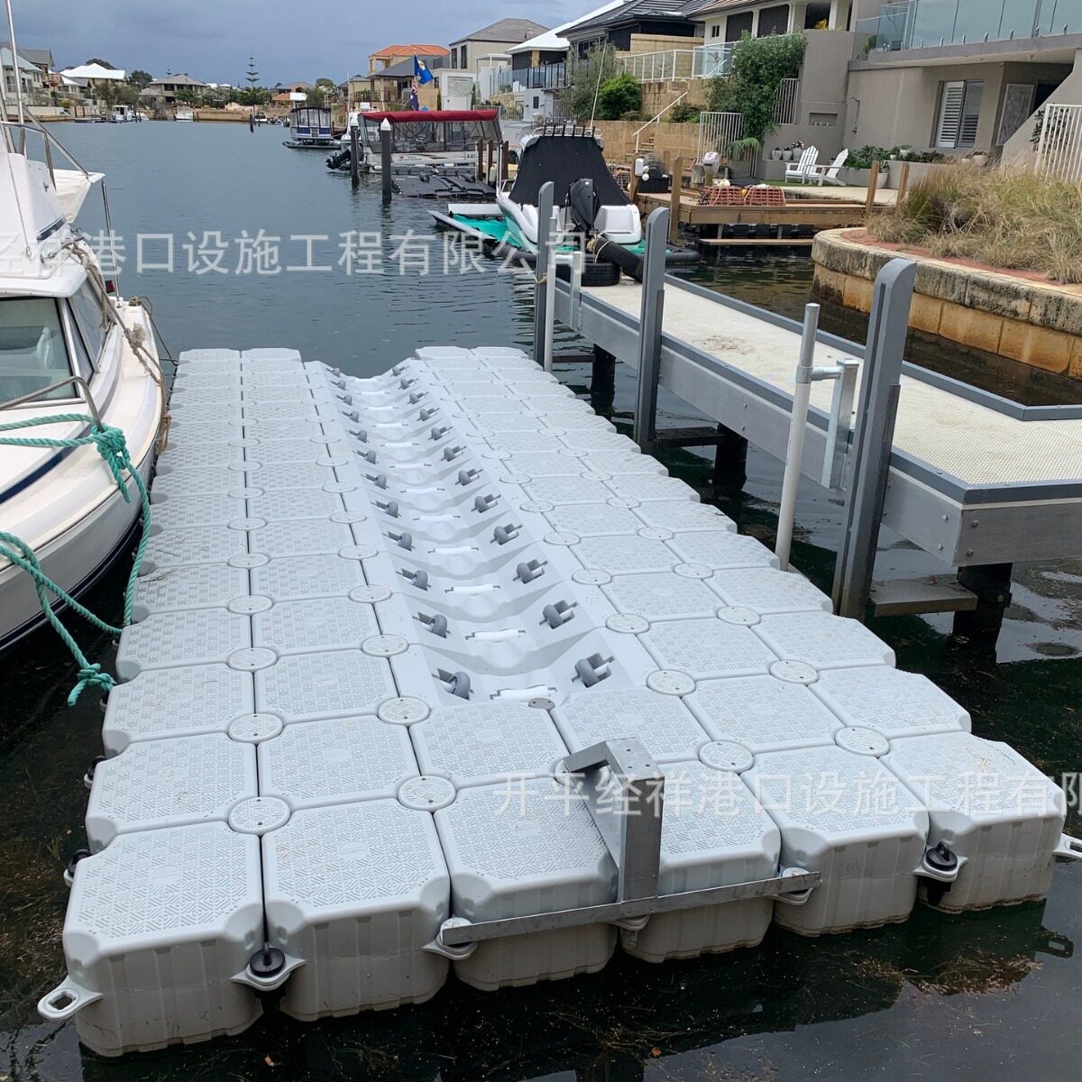 水上浮筒钓鱼平台浮动码头水上乐园休闲娱乐设施摩托艇快艇泊位