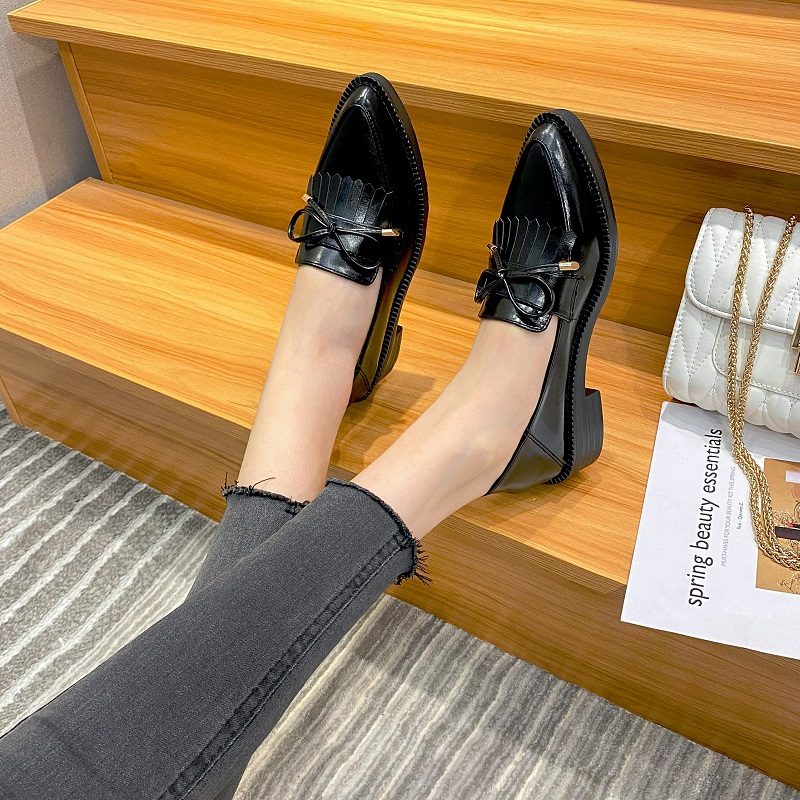 尖头厚底单鞋女2021秋冬英伦小皮鞋中跟百搭乐福鞋大码女鞋41一43