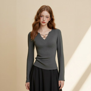 清冷书卷气穿搭设计感V领镂空长袖T恤女灰色修身百搭简约穿搭上衣