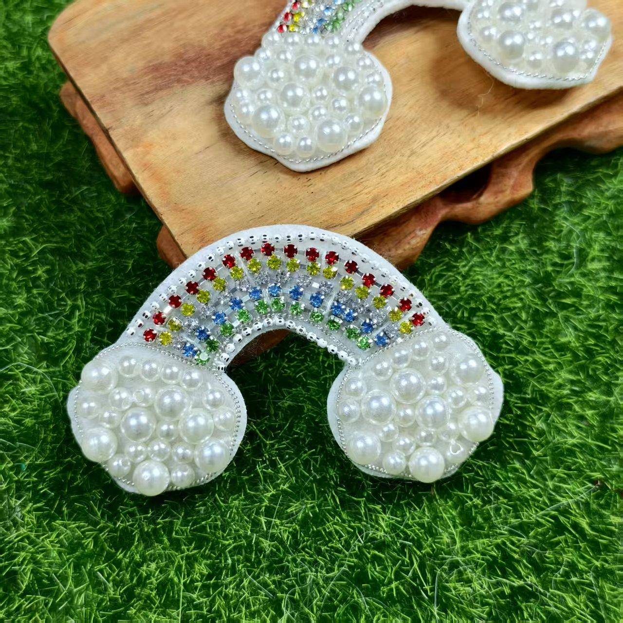 现货供应手工钉珠爱心布贴小狗装饰贴鞋花帽子饰品DIY服装配件