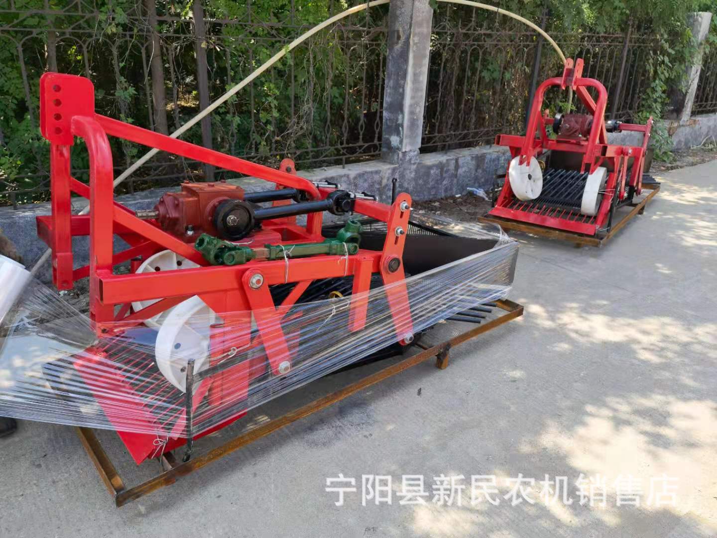 辽宁锦州用花生收获机振动筛花生出土铲土机抖土干净农用四轮车带