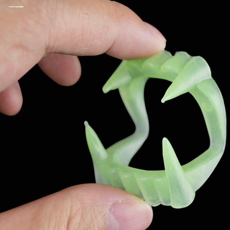 万圣节吸血鬼的牙齿儿童发光假牙吸血鬼夜光牙套道具僵死獠牙玩具