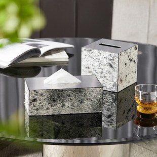 邸高客厅圆形玻璃茶几软装搭配金属皮制马毛方形纸巾盒装饰抽纸盒