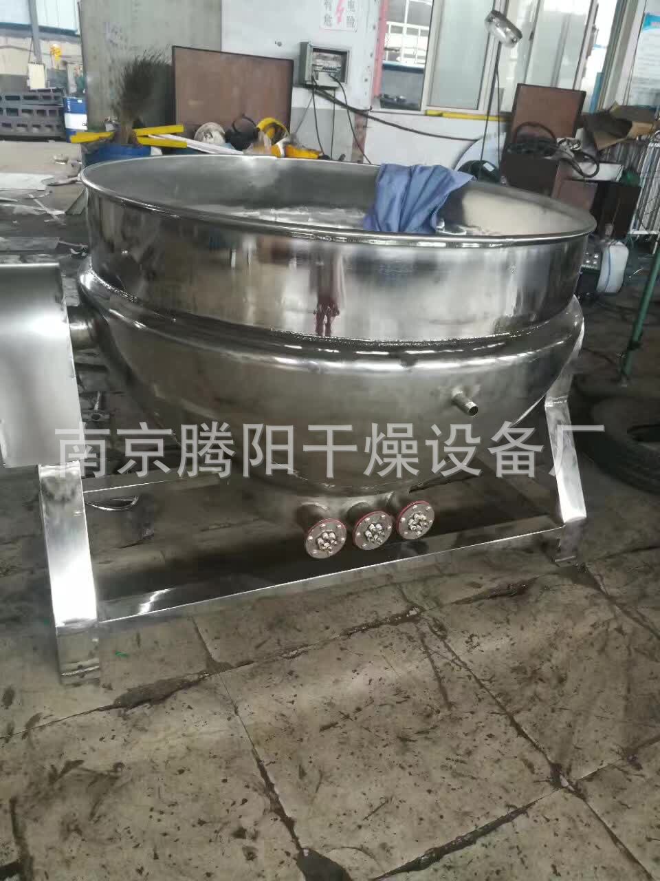 电加热手摇可倾式夹层锅 蒸汽加热反应锅 带搅拌手摇夹层锅反应锅图片