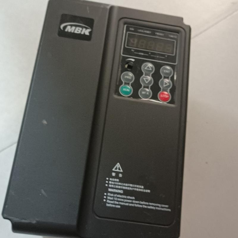 议价默贝克变频器MBK300-5R5G/7R5PT4，实物图