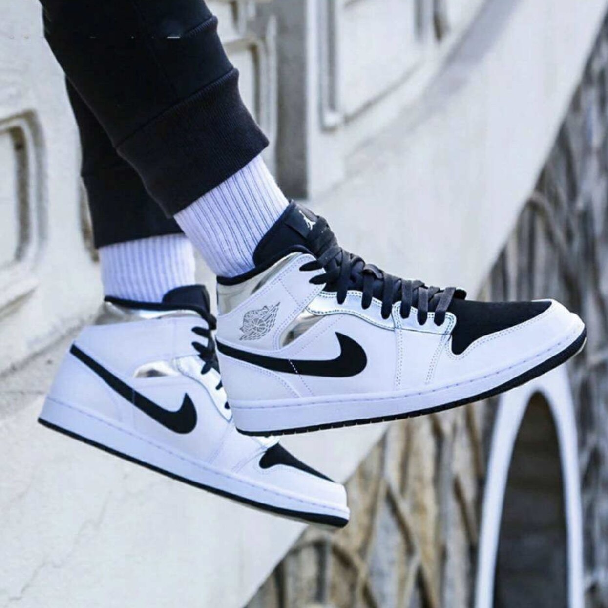 Air Jordan 1 Mid 小伦纳德 中帮复古篮球鞋 黑白银 554724-121