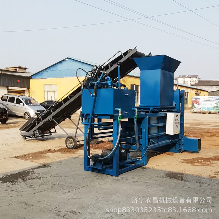 玉米收获秸秆打包机  小麦秸秆打捆机价格  稻壳椰糠套袋打包视频