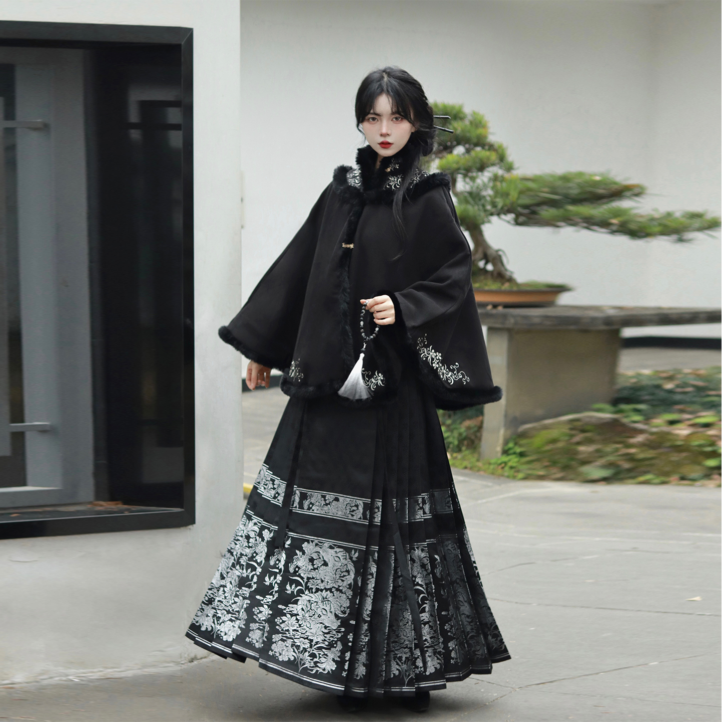 织造司[南枝]新中式秋冬刺绣斗篷披肩外套吉羊止止织金马面裙套装