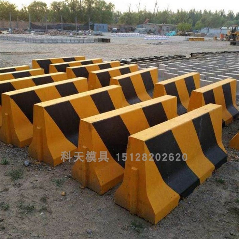 建筑模板隔离墩混凝土钢模具公路桥梁异形倒角钢模板防撞护栏模具