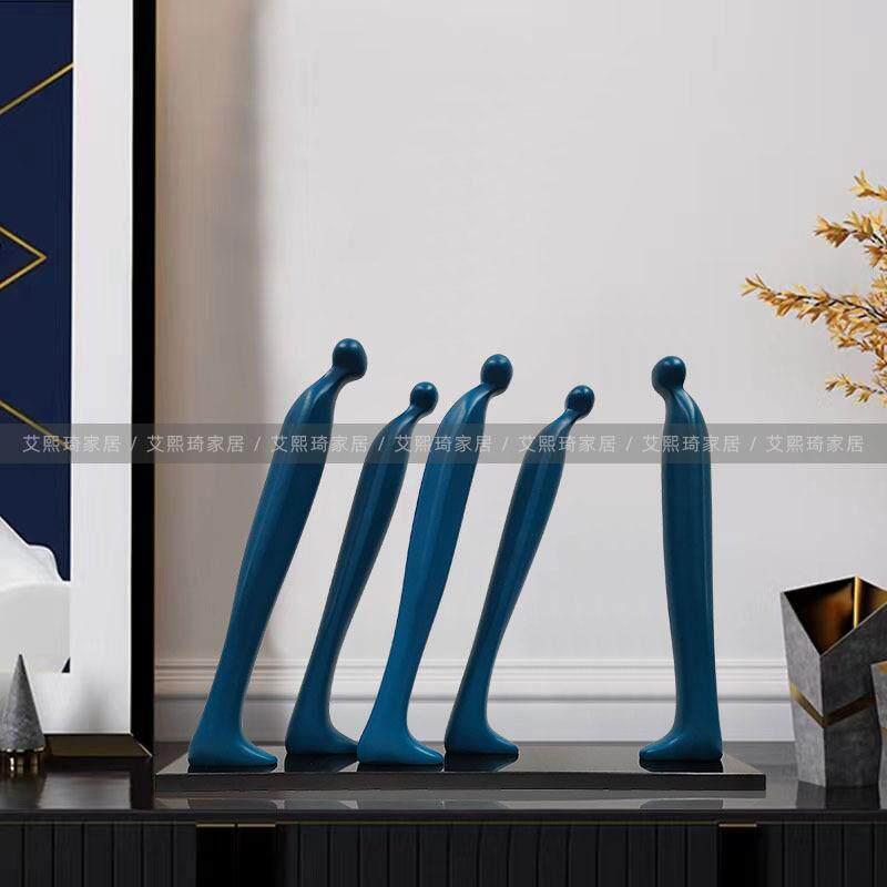 现代抽象桌面人物摆件样板间售楼处客厅创意雕塑软装艺术装置摆设