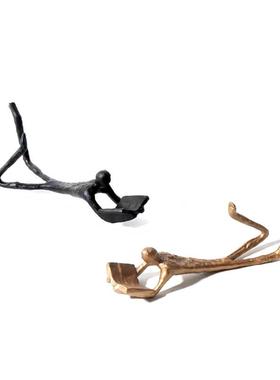 现代意式极简抽象趴着看书阅读人物摆件茶室书房桌面家居装饰摆件