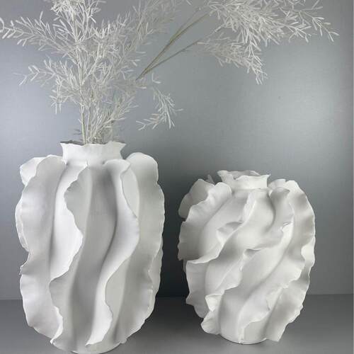 现代简约轻奢圆形陶瓷白色花瓶样板房间波浪花边插花器博古架摆件