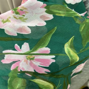 绿色底粉色大花朵印花雪纺纱布料宽150重200克