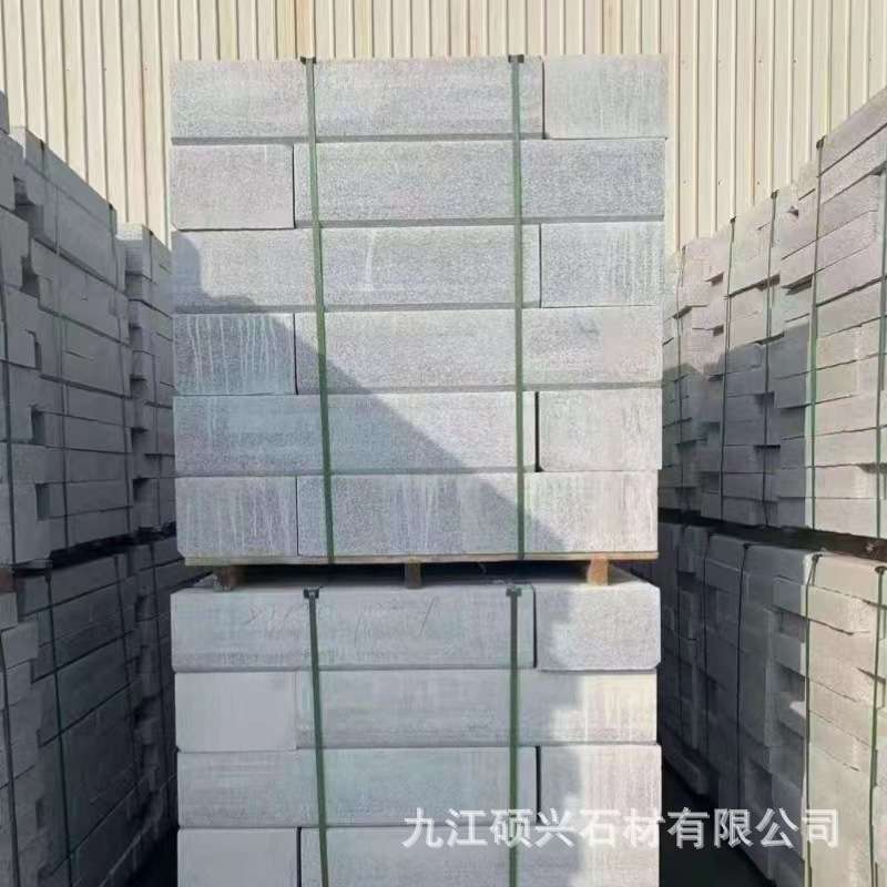 花岗岩路沿石路平石芝麻灰侧石马路分流路缘石芝麻白人行道