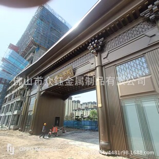 中式国风门楼以铜铁为骨,錾刻龙凤呈祥,雄浑大气与细腻纹饰交融