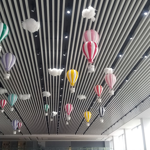 极速汽车4S店展厅顶部波浪彩带装饰热气球交车区汽车商场装饰顶部