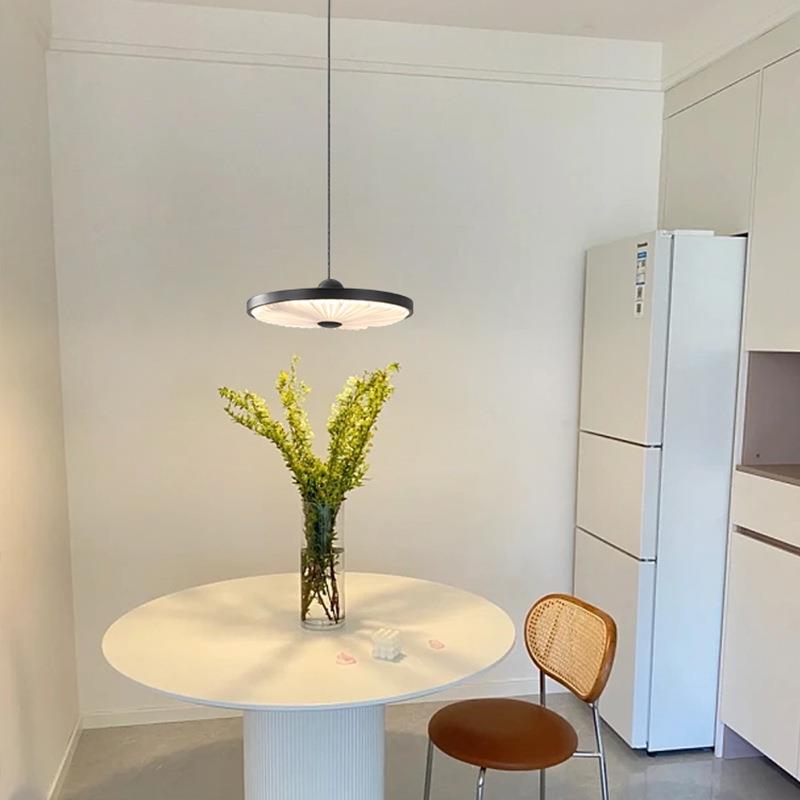 全光谱圆形飞碟造型吊灯北欧奶油风床头灯创意餐桌吧台单头吊灯
