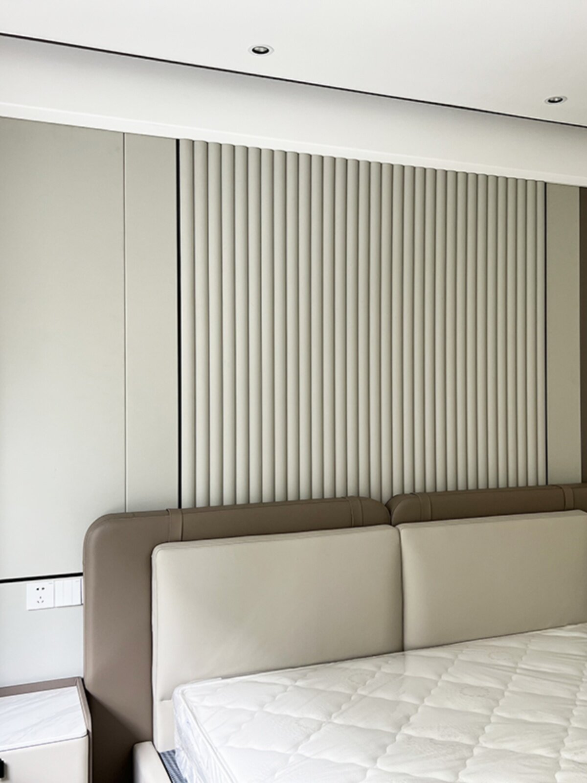 现代轻奢皮革硬包背景墙客厅电视沙发餐厅主卧室床头半圆柱背景墙