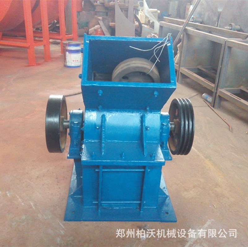 厂家热卖小型锤式碎石机实验室粉碎机移动式石料制沙机设备图片