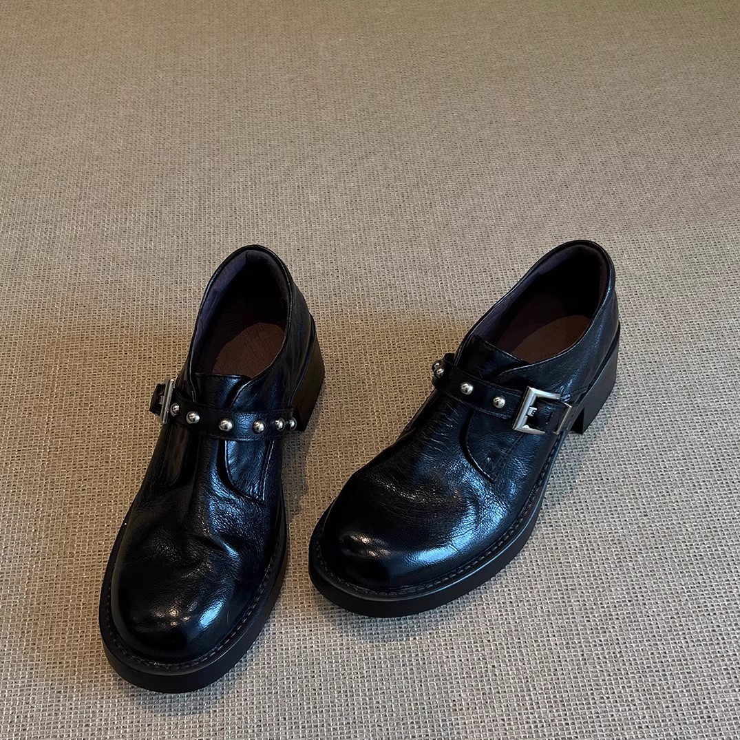 羊皮复古铆钉皮带扣粗跟小皮鞋