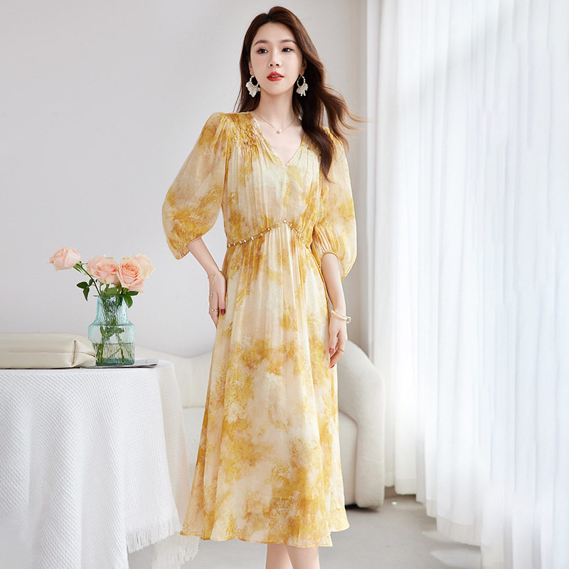 真丝桑蚕丝丝麻印花V领连衣裙气质休闲修身显高显瘦优雅2026夏季