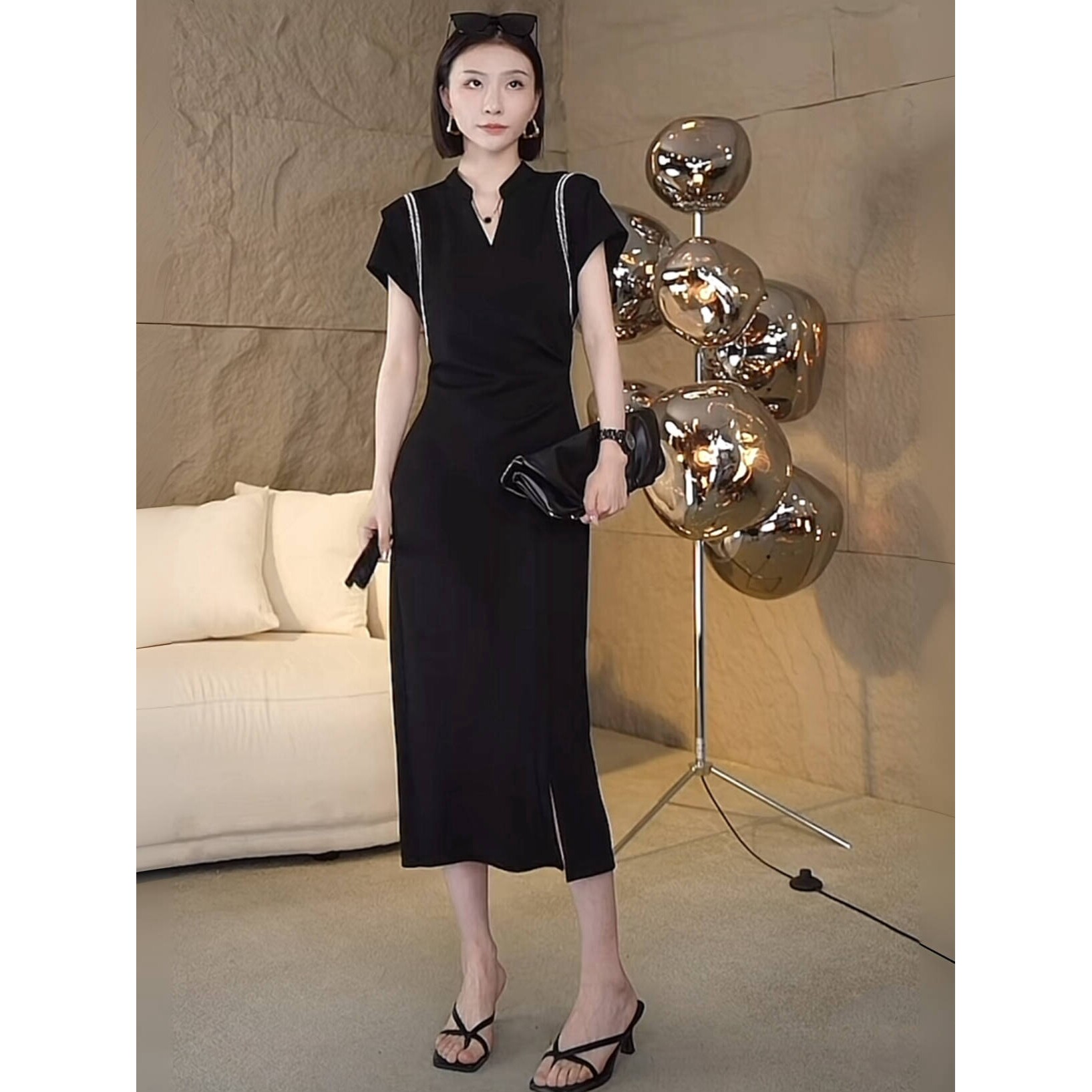 欧货休闲气质V领黑色短袖连衣裙女2024夏季褶皱显瘦开叉卫衣裙子