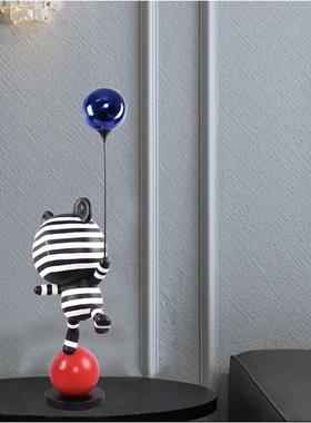 现代简约网红熊摆件客厅电视柜玄关卡通气球杂技熊落地雕塑装饰品